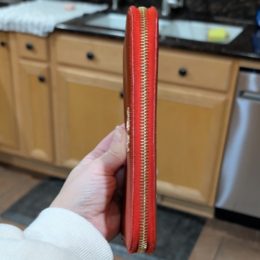 Fendi Vibrant Vintage Red Textured Wallet - Picture 5 of 16